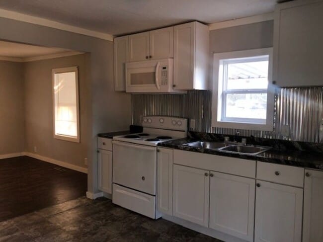 Building Photo - Huge Yard!  Cute and Clean 2 Bedroom Avail...