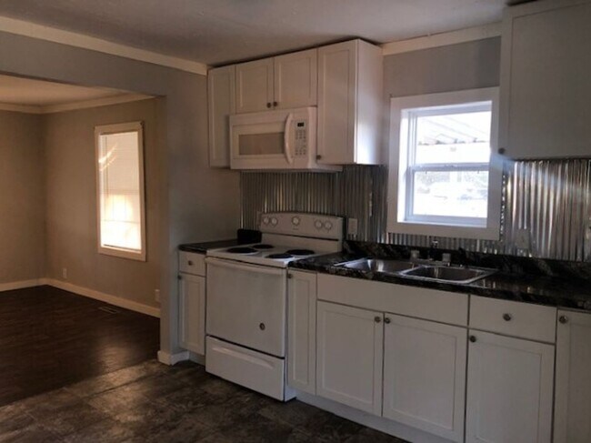 Foto del edificio - Huge Yard!  Cute and Clean 2 Bedroom Avail...