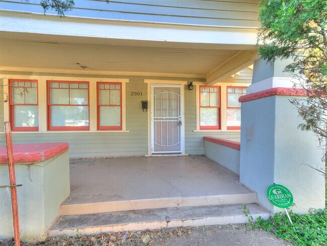 Foto del edificio - 2301 N Shartel Ave