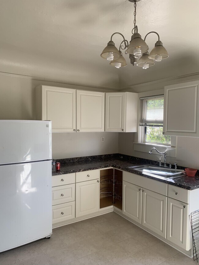 Building Photo - 302 Decker St