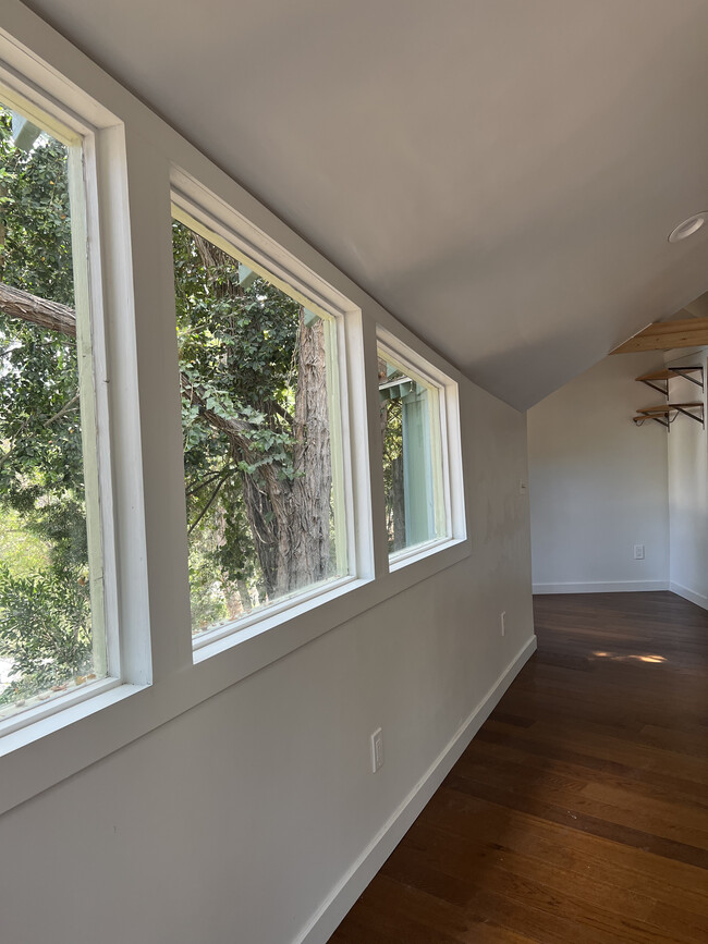 BRIGHT LIGHT - 8938 Holly Pl