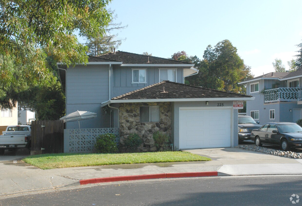 Foto del edificio - 225 Rose Ct