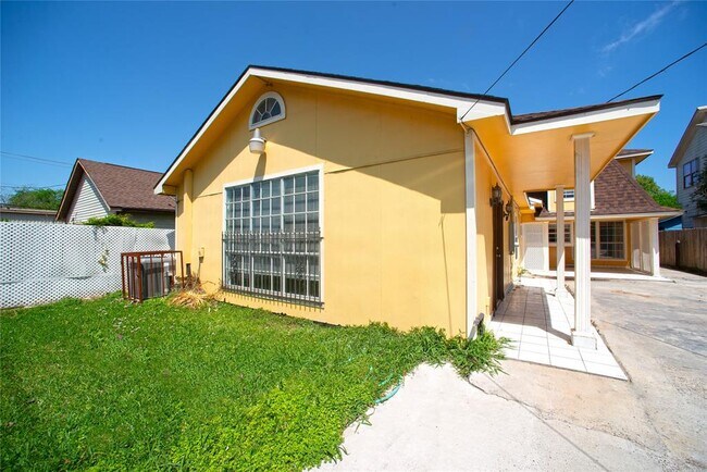 Large windows to the living room - 6905 Palestine St
