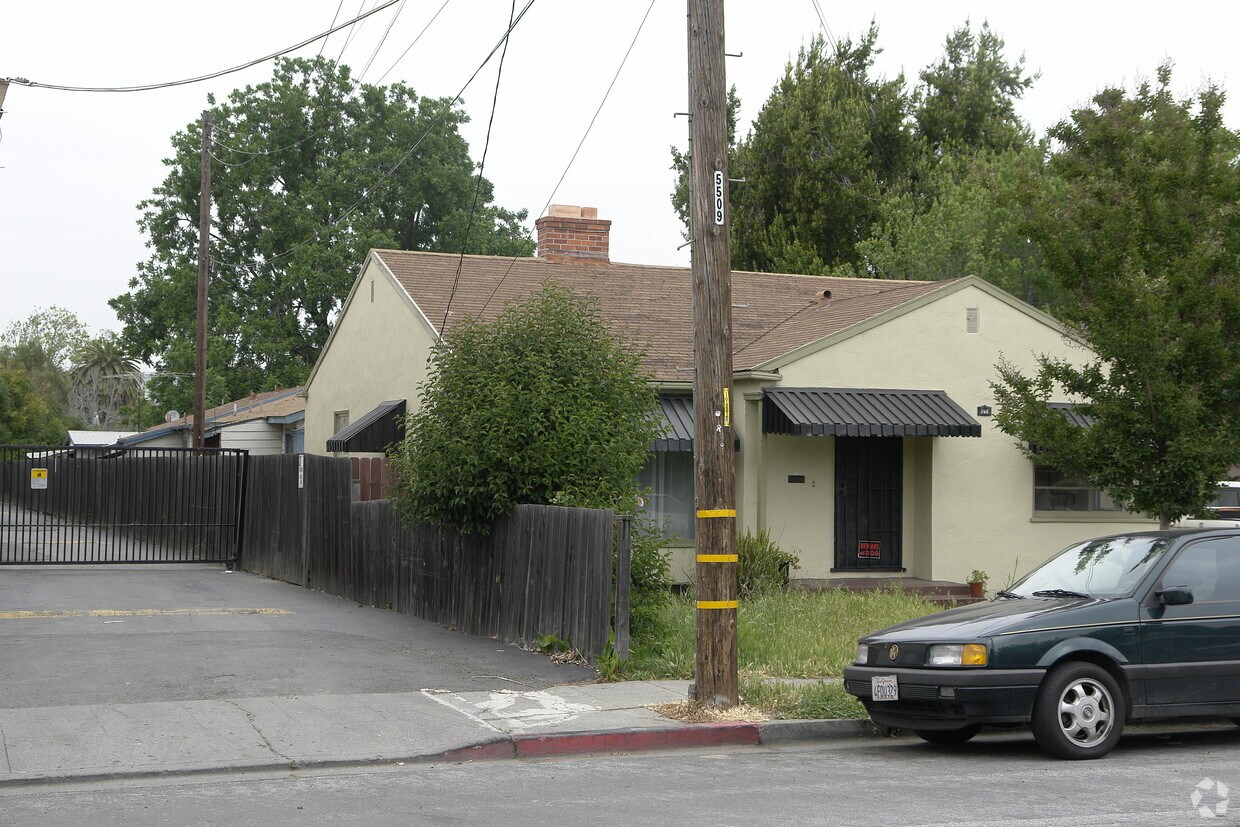 Foto del edificio - 752-760 Blossom Way