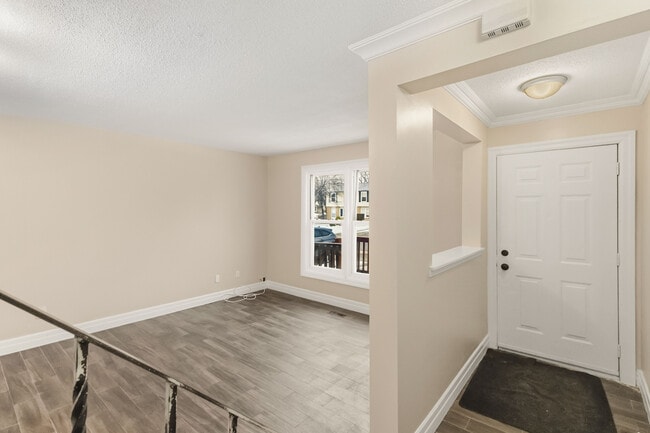 Building Photo - 3 Bedroom Semi-Detached Home for Rent in London, ON | Finished Basement | Fenced Yard | Available...