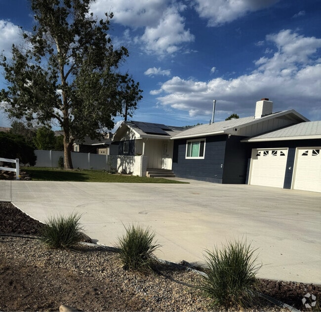 Building Photo - 506-533 33 Rd