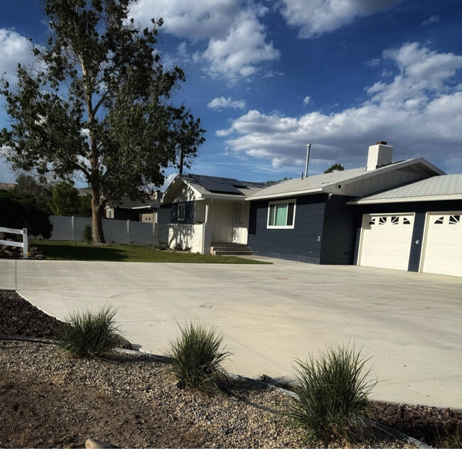 Photo - 506-533 33 Rd House