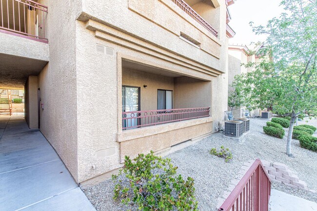 Building Photo - First floor condo in gated northwest commu...