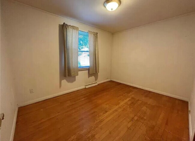 Building Photo - 125 Lyndale Dr