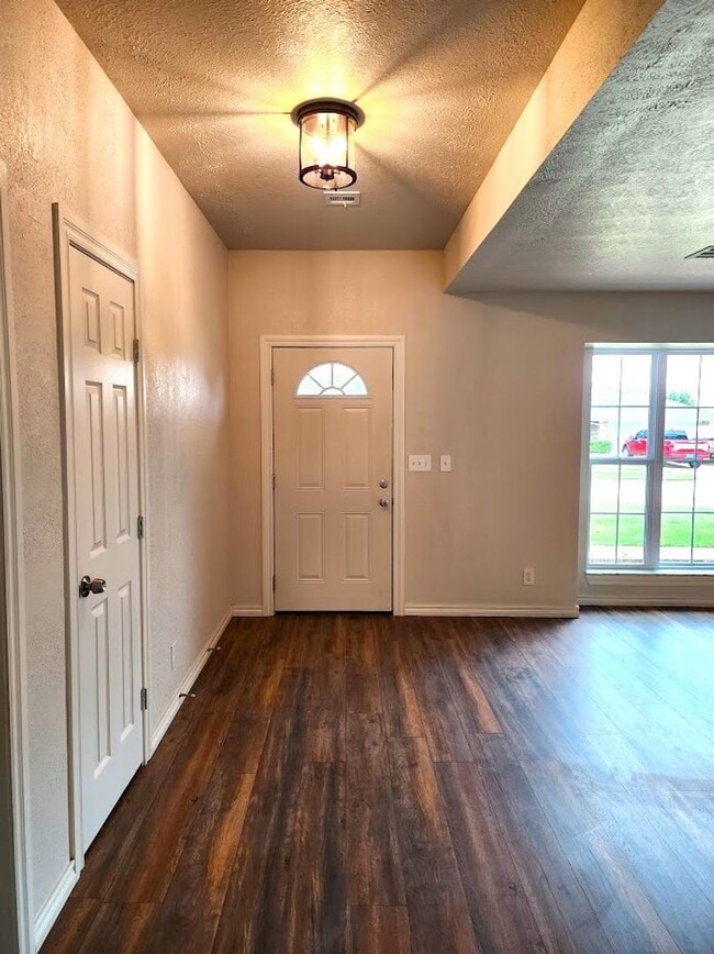 Building Photo - 4 Bed 2.5 Bath 2 Car Garage in Camelot Addition NW OKC