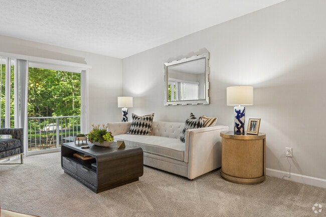 1BR, 1BA - 750SF - Living Room - Worthington Gardens Apartments