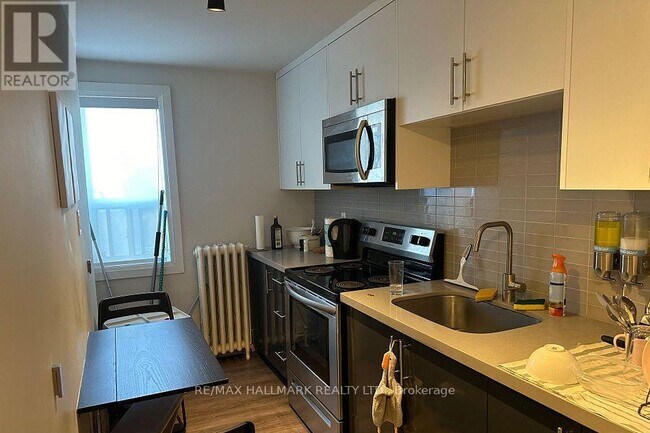 Photo du bâtiment - 595 St Clair Ave W