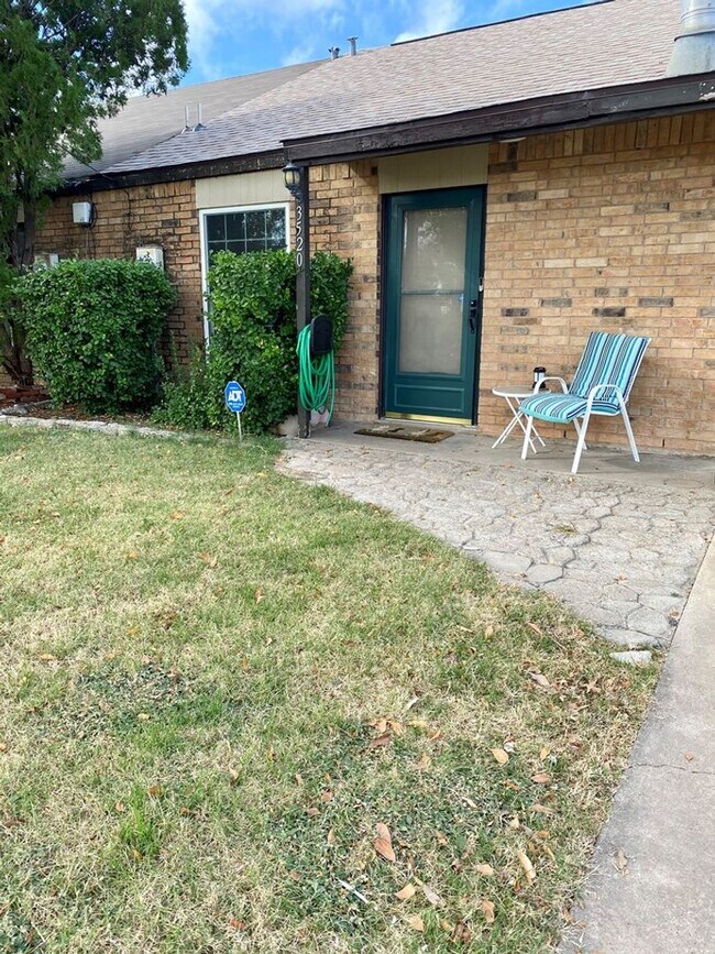 Foto del edificio - SPACIOUS 3 bedroom 2 bath Townhome!