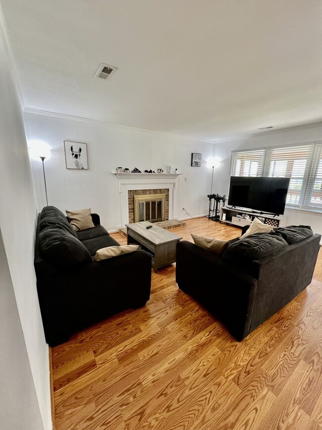 Building Photo - 705 Macneil Dr