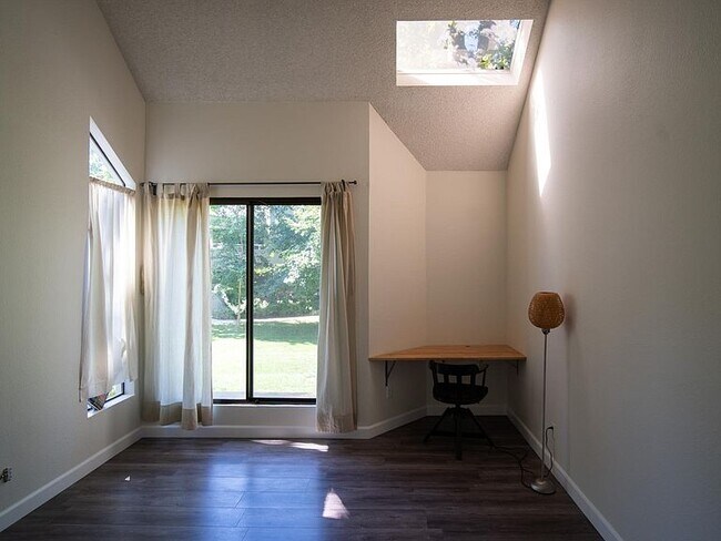Den - 1805 Braddock Ct