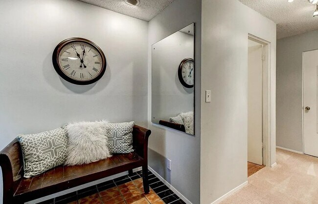 Condo Entrance - 1425 S Puget Dr