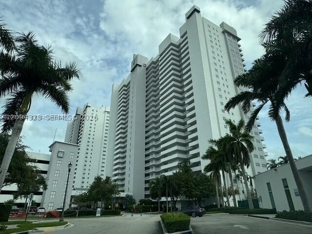 Building Photo - 15051 Royal Oaks Ln