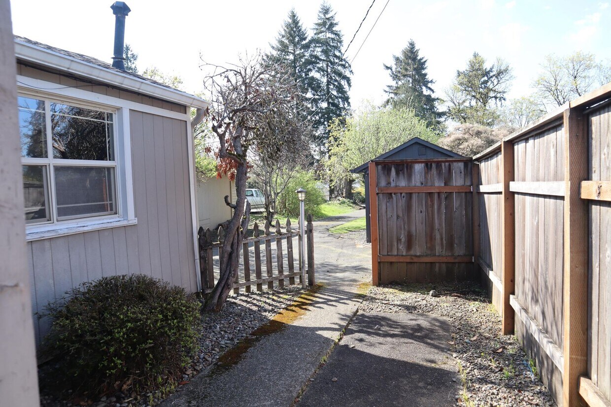 Primary Photo - Charming 1 Bedroom Cottage in the Heights ...