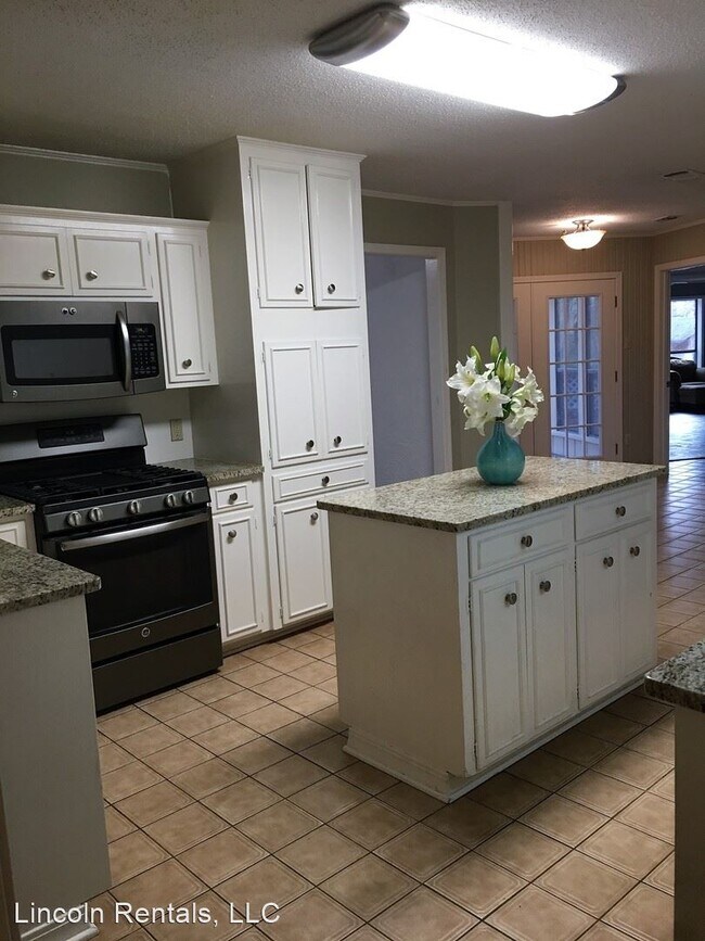 Building Photo - 4 br, 3.5 bath House - 1002 Chase Lane
