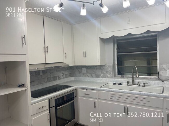 Building Photo - Corner Lot, 3/2 with Enclosed Rear Porch &...