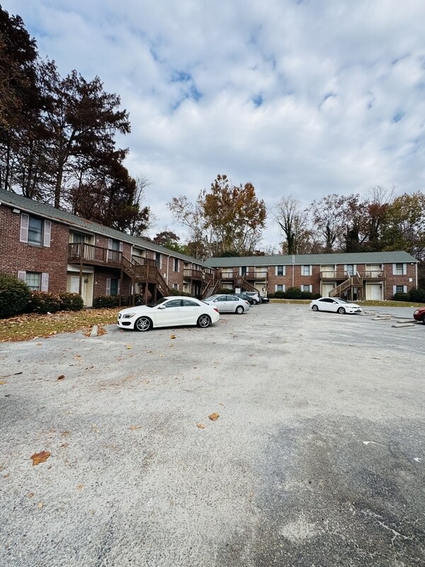 Primary Photo - 1323 E 10th St