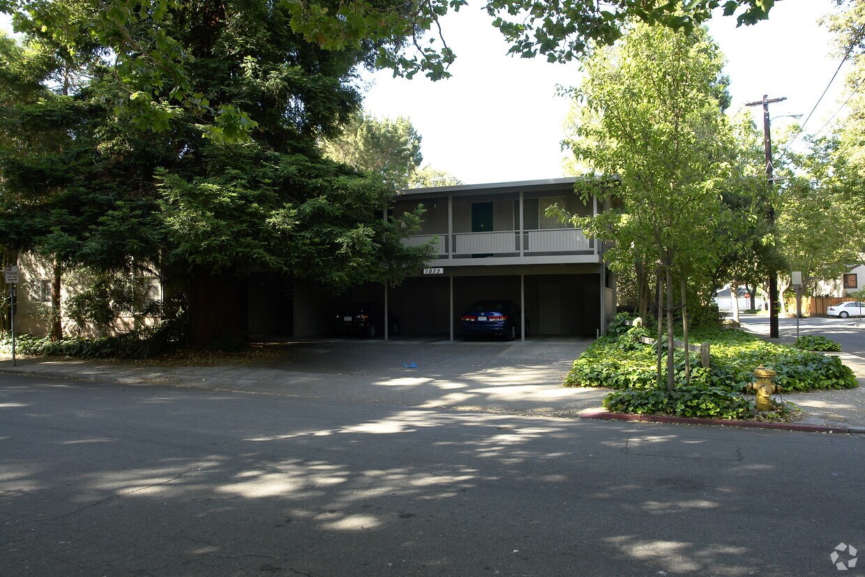 Building Photo - 1075 Pine St