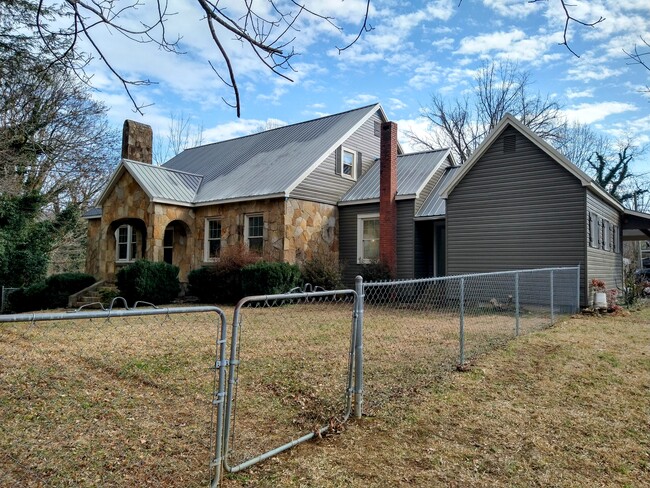 Building Photo - 174 Paris St