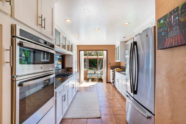 Foto del edificio - Stunning Mid-Century Modern 5bed/3.5 bath ...
