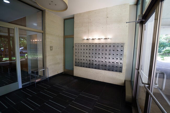 Foto del edificio - 360 W Wellington Ave