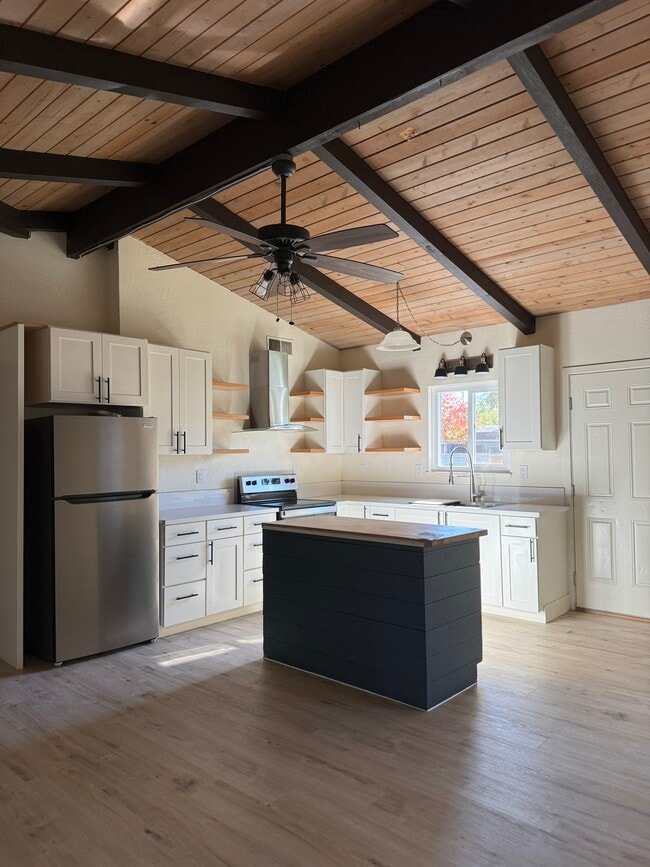 Cocina con isla - 2391 Campbell St