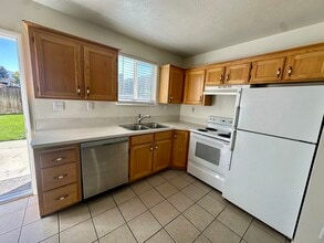 Building Photo - 647 N 400 W