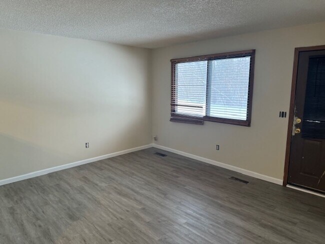 Foto del edificio - Gorgeous Remodeled Townhome! Cherry HDWD Floors, Attached Garage!