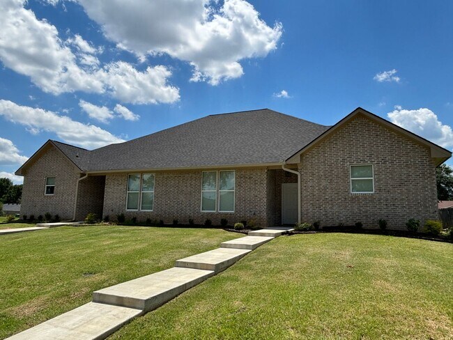 Building Photo - 13 Fernwood Dr