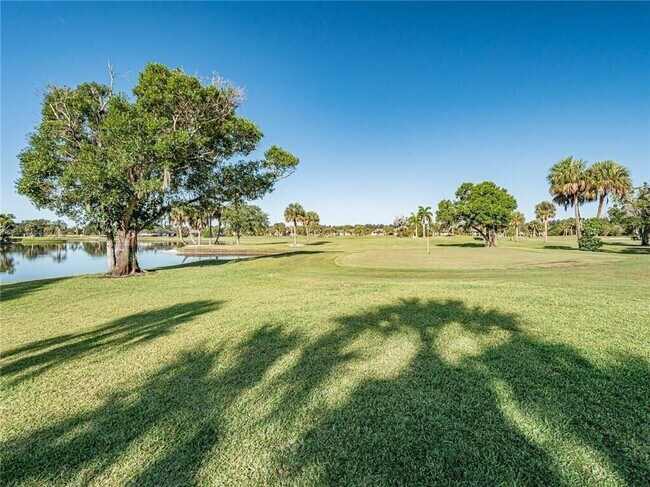 Foto del edificio - 32 Plantation Dr