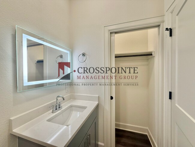 Foto del edificio - Tour Today! Stunning 3 Bedroom, 3.5 Bath Townhome!