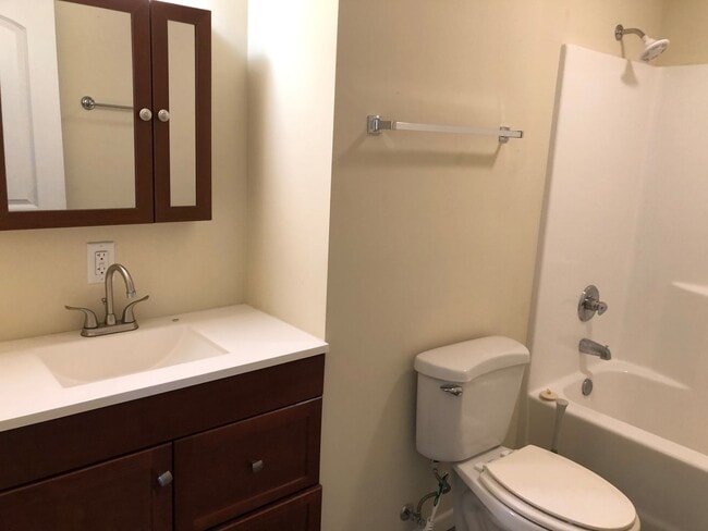 Building Photo - Spacious 3-Bedroom in Rock Island with Garage