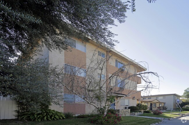 Foto del edificio - 6318 Comstock Ave