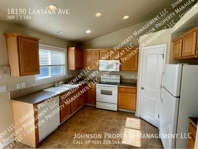 Foto del edificio - 18190 Lantana Ave