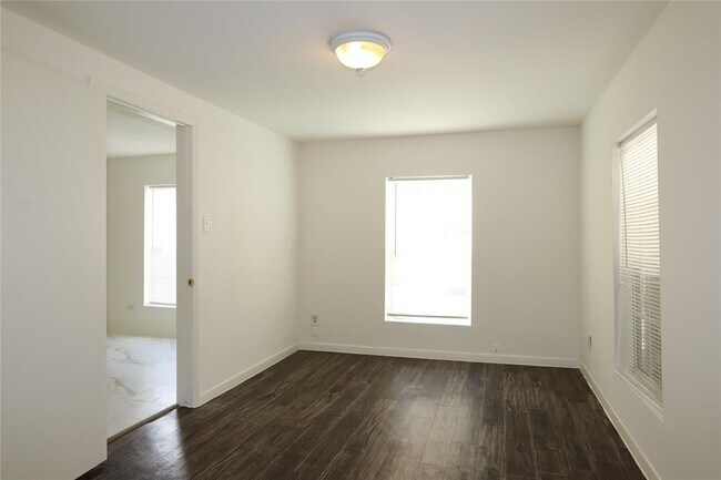Building Photo - 1327 W 21st St