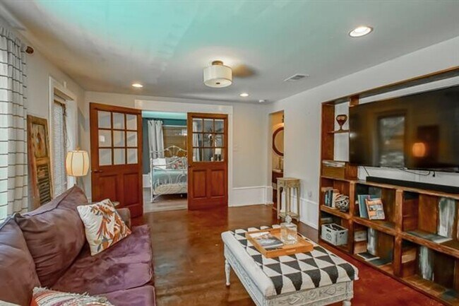 Building Photo - 4176 Vincennes Pl