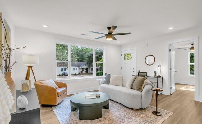 Foto del edificio - 14 Pleasant Ridge Ave