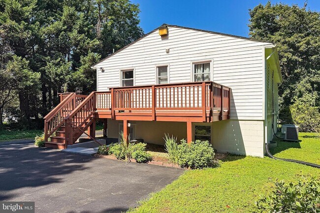 Foto del edificio - 2843 Annandale Rd
