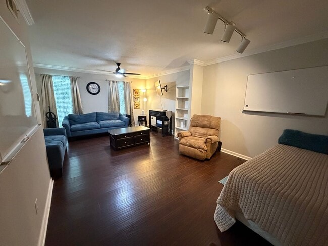 Building Photo - 9505 Balsa Dr