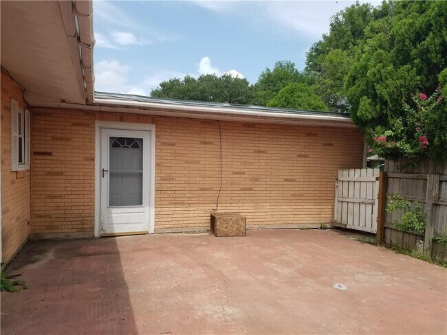 Building Photo - 1818 Cenesia Ave