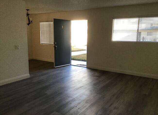 Foto del edificio - "Charming 1-Bedroom Retreat with Spacious Living in Lancaster – 800 Sq. Ft. of Comfort!"