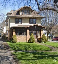 Building Photo - 356 Lakeview Park