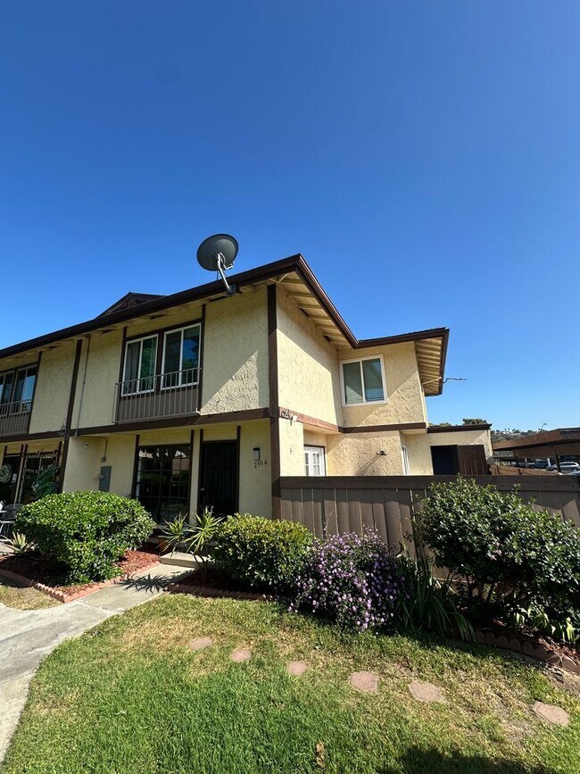 Foto del edificio - Spacious 3BR/2.5BA updated 2-story townhouse for rent with fenced patio, 2 parking spaces and more