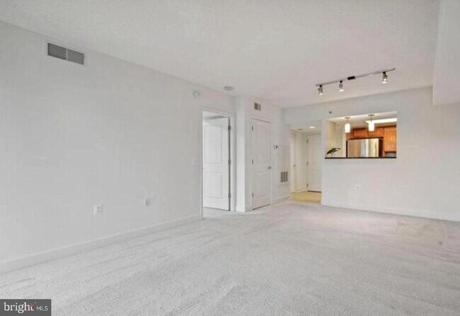 Foto del edificio - 11800 Sunset Hills Rd
