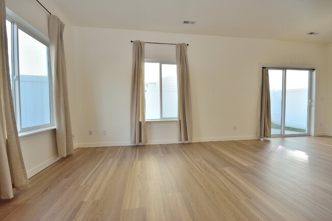 Foto del edificio - Lovely 2-Bedroom Plus Loft Townhome in Coe...