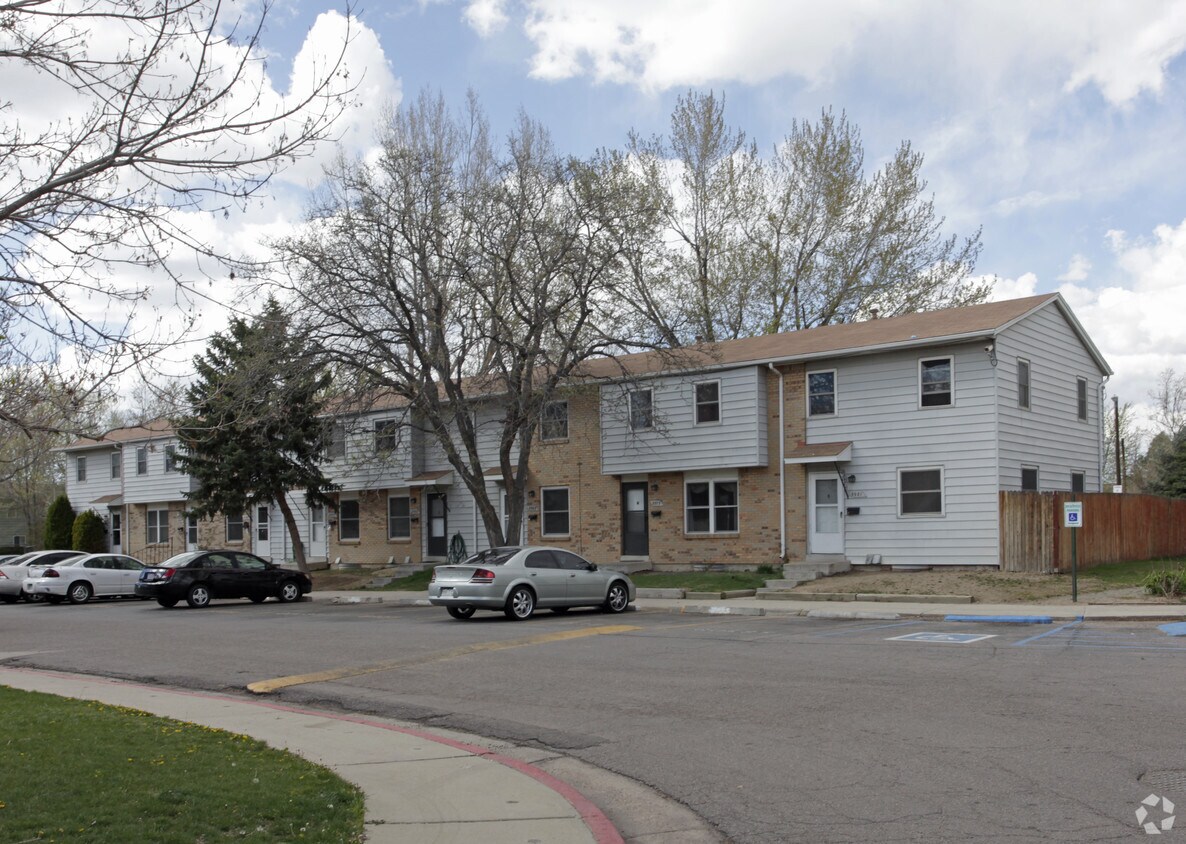 Rose Hill Townhouses Commerce City Co Apartments Com